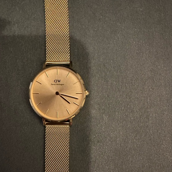 🕐 Great Condition 32mm Unitone Daniel Wellington Watch in Gold - Picture 7 of 11